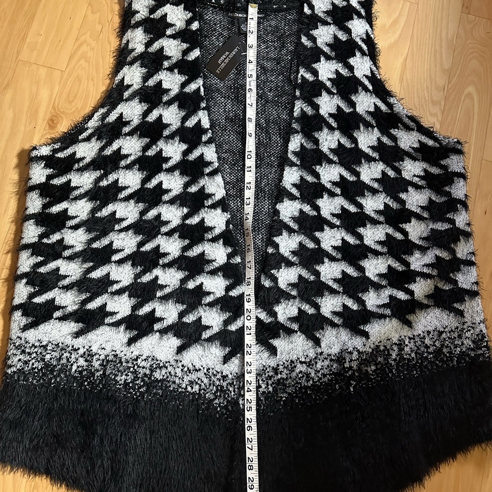 3x soft black and white vest. Nice long length. - Picture 3 of 9